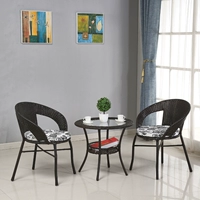Два стула, один стол с черными коричневыми цветами