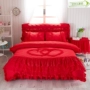 Đám cưới đám cưới bốn mảnh lớn màu đỏ đơn giản giường với giường loại 1,8m giường ren bên giường đơn váy giường bao gồm drap giường có viền