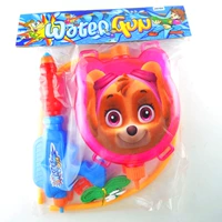 Красный маленький рюкзак, водный пистолет