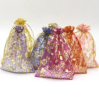 Упаковка для ювелирных украшений с розовыми ювелирными изделиями