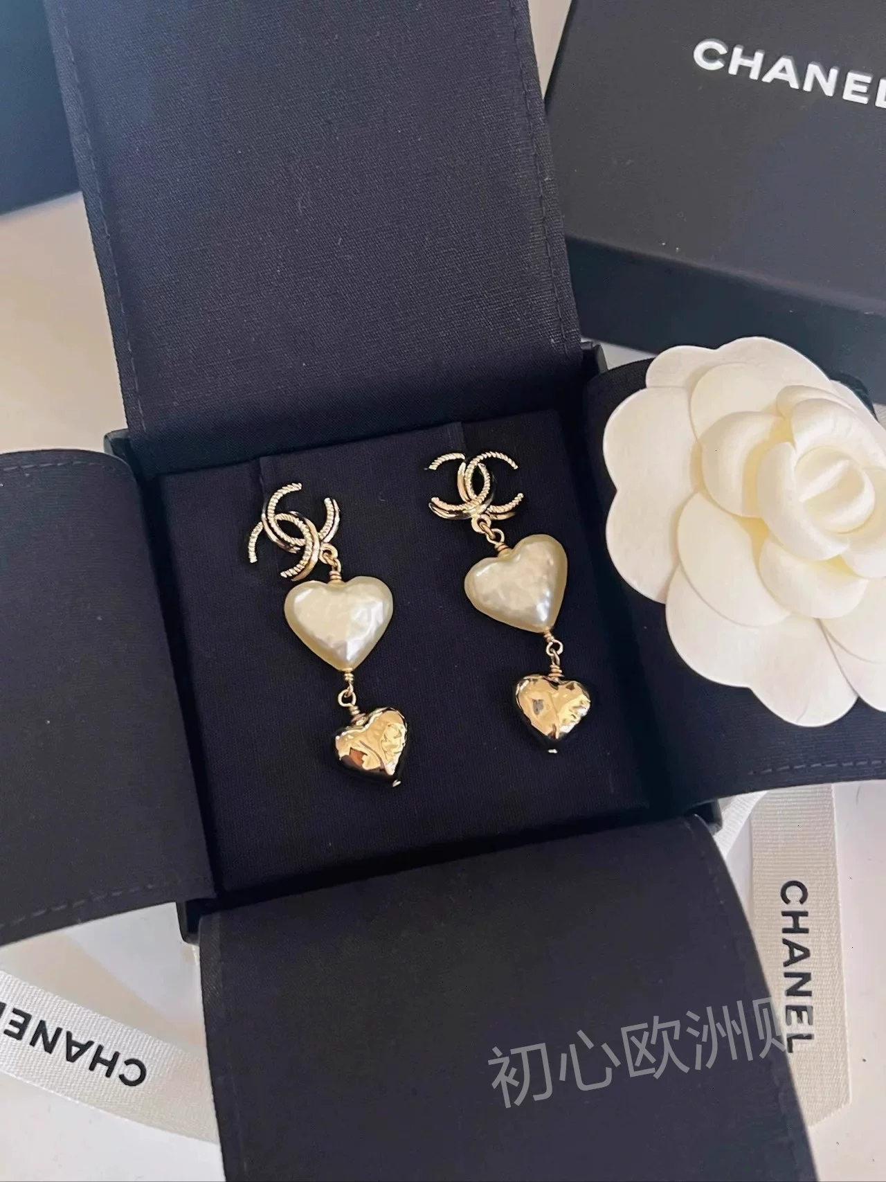 Классические серьги Chanel с жемчужинами и надписями, украшенные бриллиантами