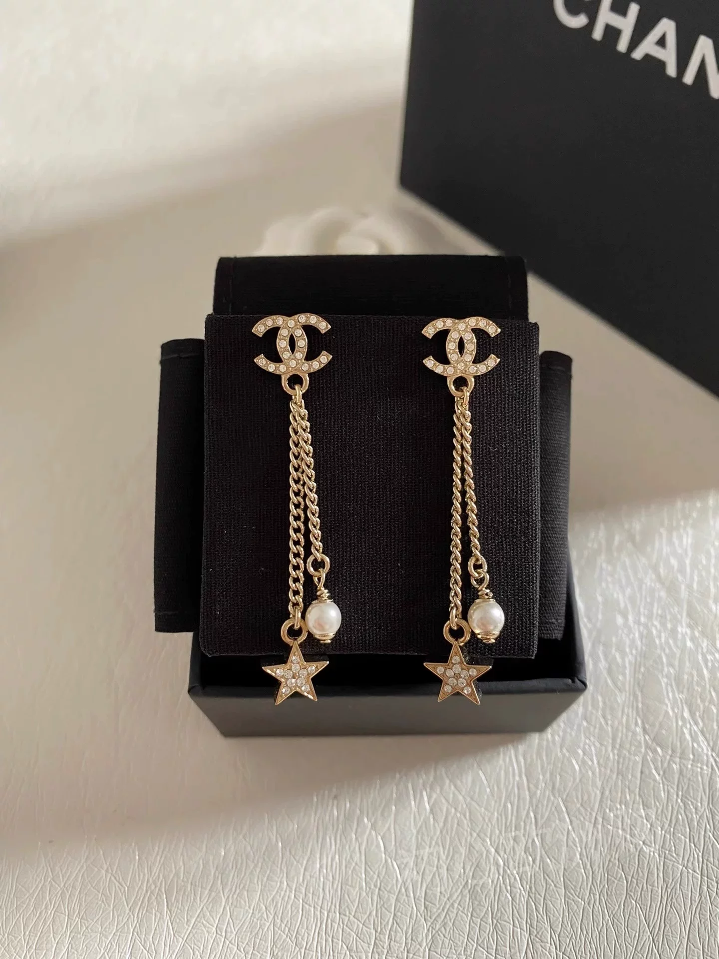 Классические серьги Chanel с жемчужинами и надписями, украшенные бриллиантами