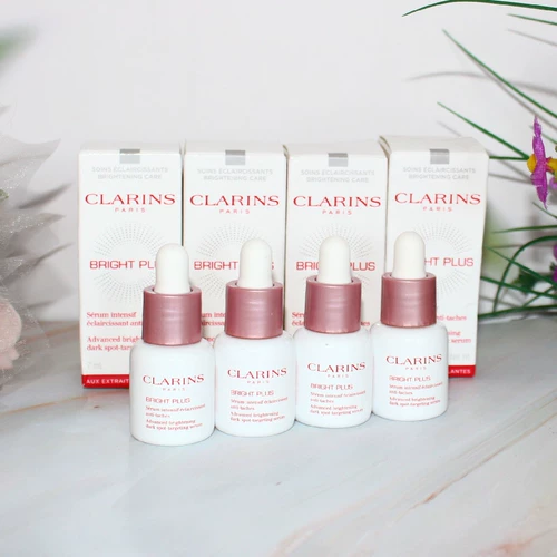 Clarins, прозрачная эссенция, осветляющая увлажняющая сыворотка для подчеркивания естественного сияния кожи, 4 штуки, 7 мл, пробник