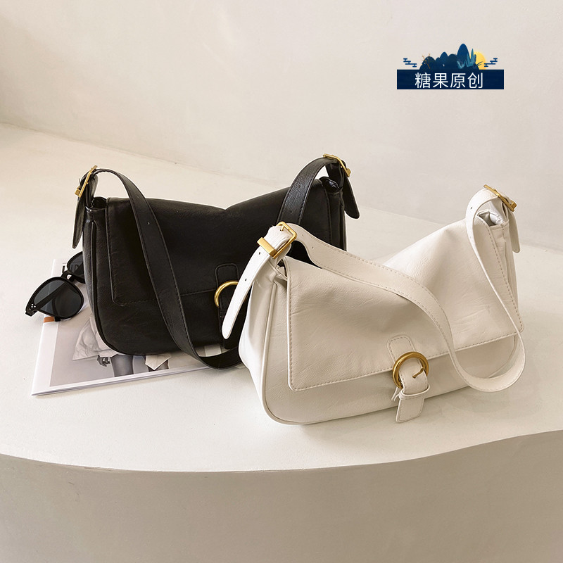 แฟชั่นฤดูใบไม้ร่วงและฤดูหนาว กระเป๋าสะพายข้างสุภาพสตรีขนาดเล็ก 2020 แฟชั่นใหม่ สายสะพายกว้าง 百搭ins小包包女2020流行新款潮韩版洋气网红休闲手提褶皱单肩包 แฟชั่นฤดูใบไม้ร่วงและฤดูหนาว กระเป๋าสะพายข้างสุภาพสตรีขนาดเล็ก 2020 แฟชั่นใหม่ สายสะพายกว้าง