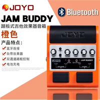 Педали, гитара, оранжевые колонки