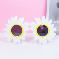 Белая хризантемная черная линза