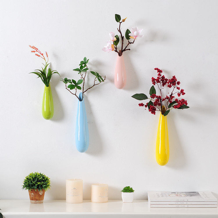 Настенный аксессуар. Настенные вазы для цветов. Настенная ваза в интерьере. Подвесные вазы на стену. Настенные вазы для цветов в интерьере.