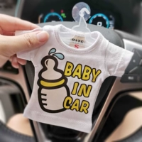 Ребенок в машине имеет ребенка в машине, и ребенок повесит повесить машину, висящую маленькую одежду и наклейки на машины. Обратите внимание на беременных женщин