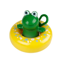 Плавание круга-темночная зеленая лягушка