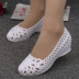 Mùa hè chim yến Bao Đầu dép nhựa nữ trắng y tá giày dốc nhỏ với lỗ giày thoải mái phụ nữ mang thai giày mẹ giày Sandal