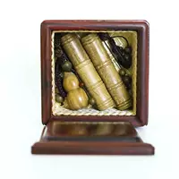 Зеленая сандаловая пуповинка кровь кровь квадратная квадратная коробка