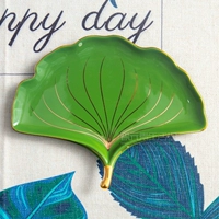 Зеленый гинкго листья плоские окрашены