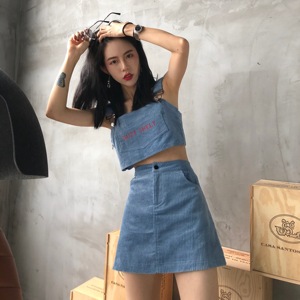 Hồng Kông hương vị retro chic chữ đoạn ngắn rốn yếm trong + cao eo là mỏng hoang dã Một từ váy phù hợp với phụ nữ