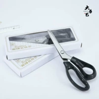 Треугольные зубы Большие зубы разрезают одну руку