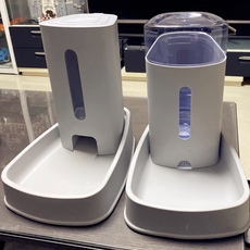 Кормушка с дозатором для кошек и