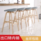 Стул с твердым древесином.