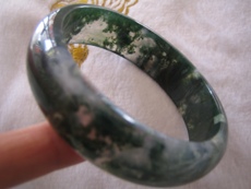 Украшения на руку 天然a货水草手镯草绿色。质地细腻柔润颜色纯正，适合中老年佩戴