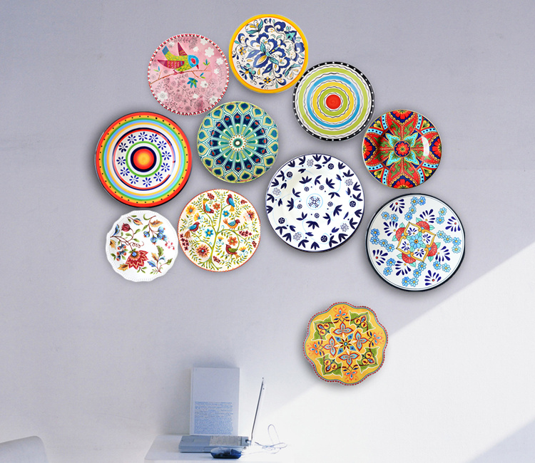 декоративные тарелки в интерьере. тарелки на стене. настенные тарелки в интерьере. тарелки на стене. тарелки в декоре интерьера.