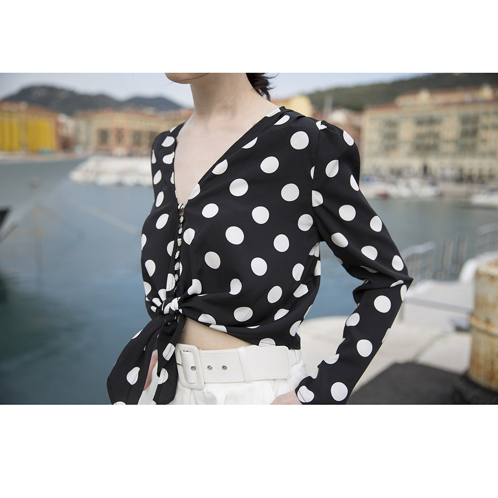 Lõi vũ trụ 2018 mới thanh lịch khí sóng điểm V-Cổ áo sơ mi chic in dài tay lỏng ngắn coat