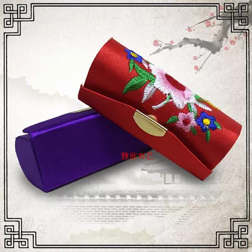 Шелковая вышитая ящик для шелковой вышивки с одной помадной помадой.
