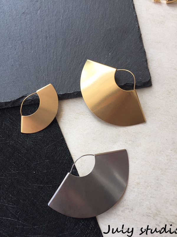 13c Gleicher Nischendesigner, personalisierte, minimalistische, halbkreisförmige, kreisförmige, fächerförmige, gekräuselte Ohrringe aus Titanstahl_voghion.com