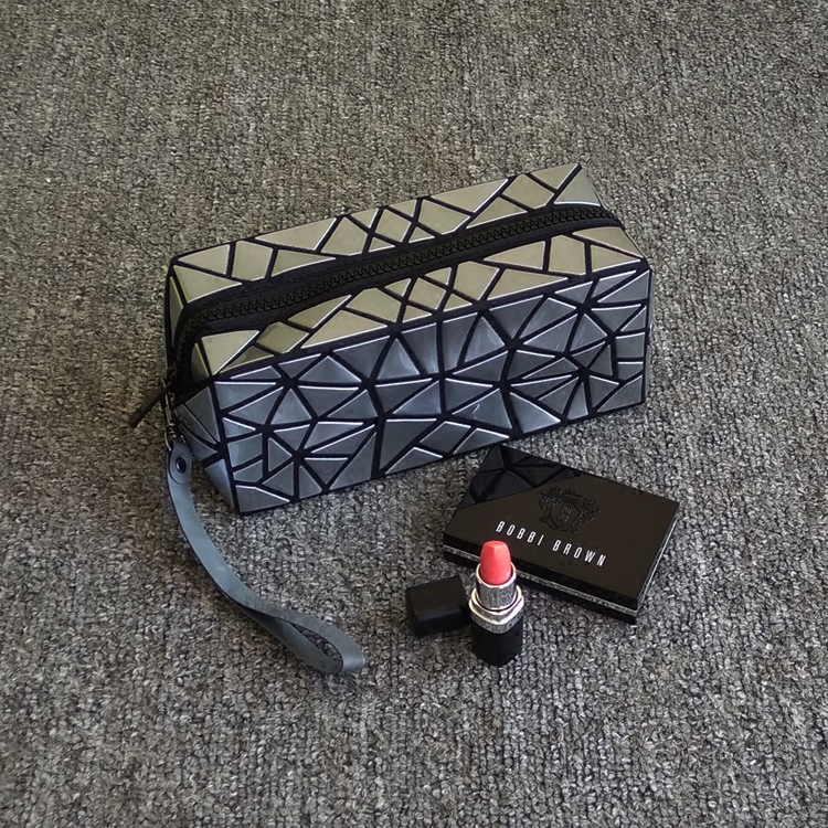 กระเป๋าเครื่องสำอางสไตล์เกาหลี ใหม่ ดีไซน์เรียบง่าย รูปทรงเรขาคณิต 化妆包小号便携时尚简约专柜赠品明星同款化妆袋韩国不规则几何包 กระเป๋าเครื่องสำอางสไตล์เกาหลี ใหม่ ดีไซน์เรียบง่าย รูปทรงเรขาคณิต