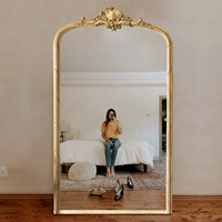 Спальня ретро полная зеркальная одежда, полагаясь на стену, чтобы проверить зеркало зеркало