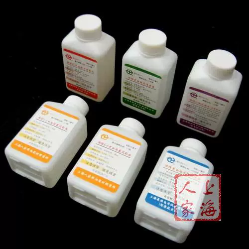 3 Crown Shop концентрируется на черно -белой пленке, промойте таблетки с помощью спешных фотографий эффекта