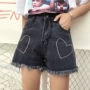 Mùa hè ăn mặc Hàn Quốc phiên bản của cá tính tình yêu thêu lỏng jeans viền quần chân rộng cao eo quần thẳng quần short triều quần áo nữ