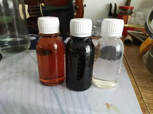 Краска скрипки, краска краски, лак, цветная краска, экономия соснового масла, три бутылки и группа