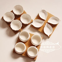 Чистая белая керамическая маленькая миска набор, бамбуковая дровяная лотка маленькая тарелка четыре комбинированная печь, простая димсам -холодная блюда