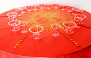 Bộ đồ ăn dùng một lần khăn trải bàn cưới nhựa khăn trải bàn dày khăn trải bàn màu đỏ cưới khăn trải bàn màu đỏ khăn trải bàn