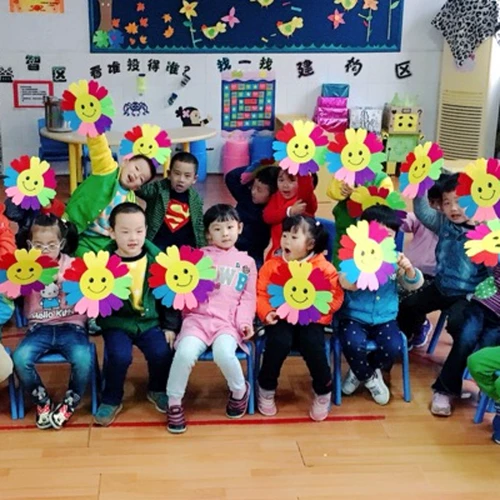 Подсолнечная рука с цветами, детским танце