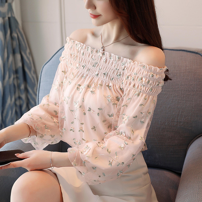 9917#一字领露肩刺绣花朵蕾丝衫灯笼袖波浪边网纱打底衫上衣女