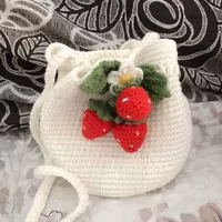Белая клубника, сумка на одно плечо