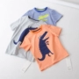 Trang phục phòng trẻ em 2018 hè mới bé trai dễ thương hoạt hình khủng long in áo thun sọc ngắn tay - Áo thun quần áo trẻ em hàn quốc