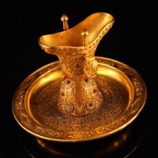 Винтажные предметы обихода из золота 金器，珍藏镶嵌宝石鎏金三角杯酒具一套