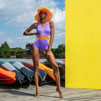 Захватывающее волнение треугольник Соединенный купальный купальный костюм Женщина с животом Тонкий пляжный отдых.