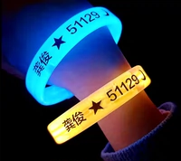 Восемь -летняя магазин девять цветных флуоресцентных флуоресцентных ночных световых стержней треугольник легкий браслет концертные флешки