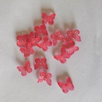 10 кусочков матовой розы красного цвета разбрызгивают серебро