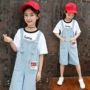Cô gái mùa hè bib set 2018 new big trẻ em Hàn Quốc quần chân rộng hai bộ quần short denim trẻ em yếm jean cho bé gái