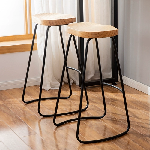 Бар и стул Железный бар стул с высоким содержанием стула с ног домохозяйства современный простые простые европейские в стиле чай для молока Кофейня Кофейня с твердым деревом стул
