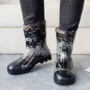 Giày đi mưa chống trượt cho nam giới mới mang giày bảo hiểm lao động cỡ lớn chống lao cộng với giày xô nhung không thấm nước màu đen ủng nam - Rainshoes ủng đi mưa