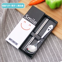 Поторопите ложку черно -белой коробки