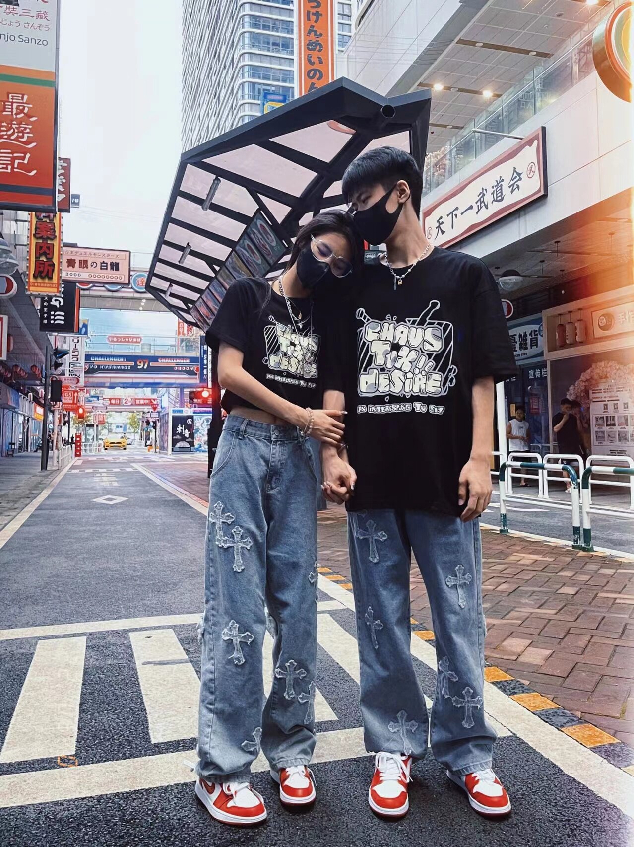 美式高街十字架贴布牛仔裤男街头嘻哈宽松直筒大码阔腿情侣长裤子