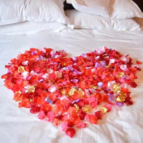 Симуляция лепестка лепестка подделка роза кровать цветочный цвет свадебное исповеди рука разбрызгивает цветы декоративные свадьбы и лепестки, чтобы сделать романтическую планировку