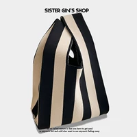 Вертикальная полоса черного риса