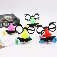 Оранжевая борода смотрит