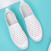 Mùa hè mới của phụ nữ giày rỗng thoáng khí da nhỏ màu trắng giày giày thường thấp để giúp bàn đạp phẳng một đôi giày lười