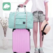 Hành lý trên vali có thể được gấp lại. Túi du lịch có thể được sử dụng để mang túi hành lý trên vỏ xe đẩy. - Vali du lịch